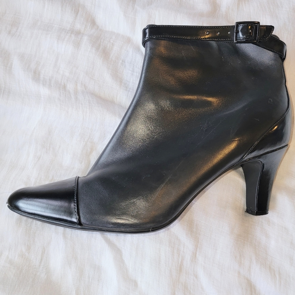 Clarks Vintage-Look  Black Leather/Patent Leather Ankle Boots